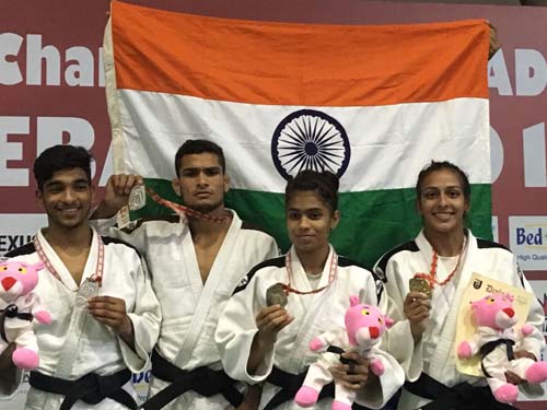 Asian Junior Medalists... 
Siva and Gulab -Silver,  Krishna - Bronze and Pincky Balhara with Gold medals